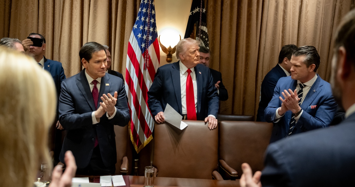 El Presidente de Estados Unidos parece estar decidido otra vez a imponer un arancel del 25 por ciento a todas las exportaciones mexicanas y canadienses a partir del próximo 2 de abril, pero si la historia del periodo anterior de Donald Trump se repite, y todo parece caminar hacia allá, lo que viene es una mezcla de golpes de incertidumbre por sus decisiones caóticas con largos periodos de enormes oportunidades de corto y largo aliento para México.
