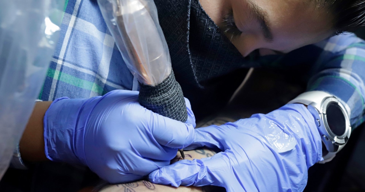 Si te hiciste recientemente un tatuaje o un piercing, debes tener precauciones antes de meterte al agua, ya que puede representar un riesgo para tu piel en el proceso de cicatrización. Aquí te contamos qué cuidados debes seguir.