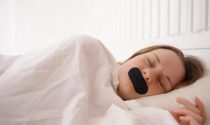 El mouth taping, moda viral en TikTok, podría provocar asfixia alertan expertos.