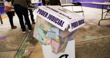 La elección popular de jueces, magistrados y ministros es, sin mixtificar la justicia precolombina, que estaba llena de desigualdades y jerarquías monárquicas, recuperar la justicia mexicana un cierto equilibrio cósmico.