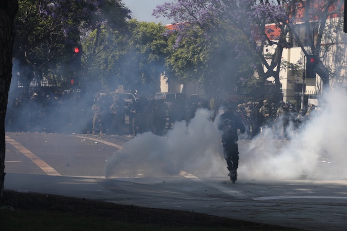Varias personas fueron arrestadas el sábado después de que manifestantes se enfrentaran con agentes de migración estadounidenses por segundo día consecutivo en el sur de California.