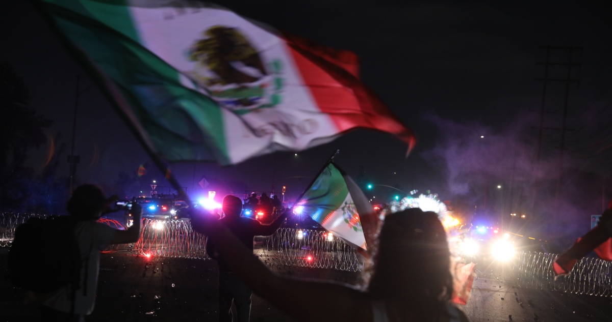 La Presidenta Claudia Sheinbaum Pardo reprobó las redadas contra migrantes en Estados Unidos (EU), y el uso de la Guardia Nacional (GN) para contener las protestas que se realizan en California contra la actuación del Servicio de Control de Inmigración y Aduanas (ICE).