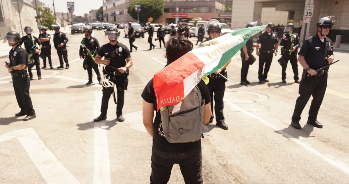 La Bandera de México inunda las redes, los sitios web y la televisión, junto con imágenes de las protestas en el sur de California.